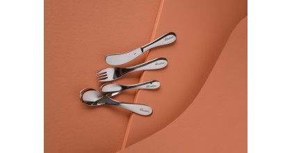 Des couverts gravés pour enfants : le premier service qui fait toute la différence